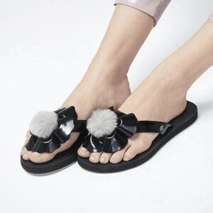 NWT Ugg Poppy Flip Flop Sandals Black size 6. Flower detail w/sheepskin Pom Pom
